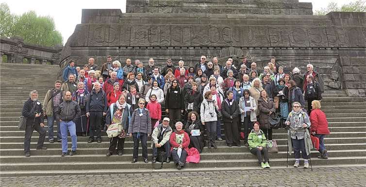 Die beiden Chöre auf ihrer gemeinsamen Tour durch den Westerwald.privat
