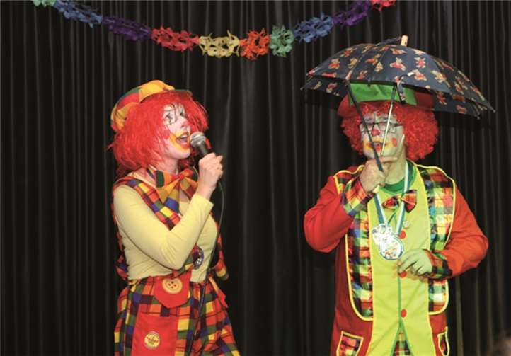 Die beiden Clowns Coco und Charlie führten durch das närrische Programm.