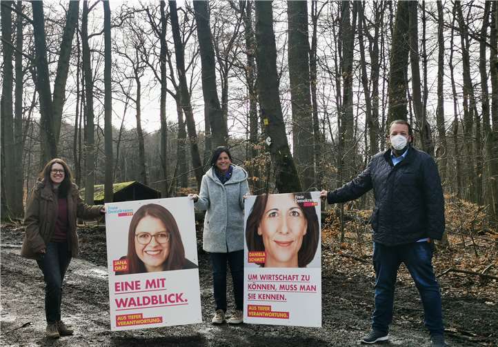 Die beiden Direktkandidat:innen der Freien Demokraten für den Westerwald Mathias Koch (WK 10) und Jana Gräf (WK 5) trafen sich vergangene Woche mit MdB Carina Konrad zum Thema Forst- und Landwirtschaftspolitik und deren Auswirkungen auf die Wirtschaft und die Umwelt.Foto: privat