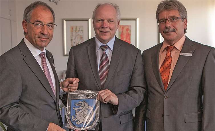 Die beiden Direktoren der Kreissparkasse Köln, Ludwig Radermacher (li) und Peter Frings (re), überreichten Wachtbergs Bürgermeister Theo Hüffel eine Spende in Höhe von 5000 Euro für die Opfer der Hochwasserkatastrophe vom 20. Juni. Als Dank händigte Hüffel ihnen das Glaswappen der Gemeinde Wachtberg aus. -VJ-