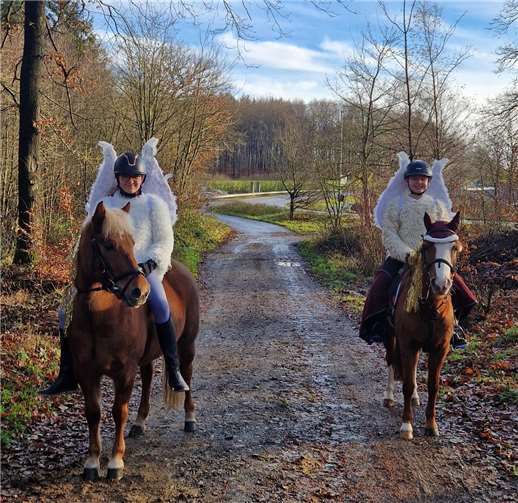 Die beiden Engel (Mia Hartmann, links und Emilie Bagaev) begleiteten die Menschen bei trockenem Wetter.