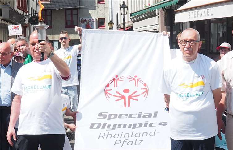Die beiden Fackelläufer:v.li. Volker Schmidt und Hans-Jürgen Kluck. Fotos: HH