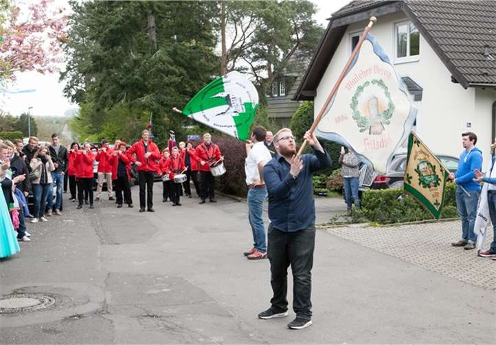 Die beiden Fähnriche Benjamin Jakob aus Villip und Frank Seidel aus Fritzdorf zeigten vor dem Haus der Maikönigin ihr Können.