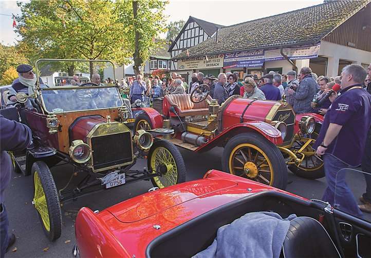 Die beiden Fahrzeuge aus dem Jahre 1912 waren von Menschenmassen umlagert.WT