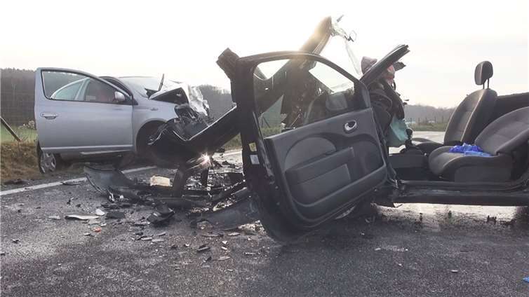 Die beiden Fahrzeuge prallten frontal aufeinander.