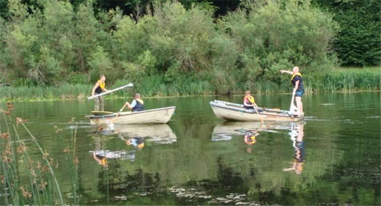 Die beiden Finalisten (v.l.: Daniel Gellen und Alexander Spiering) bei ihrem Kampf um die Krone des Fischerkönigs 2017.