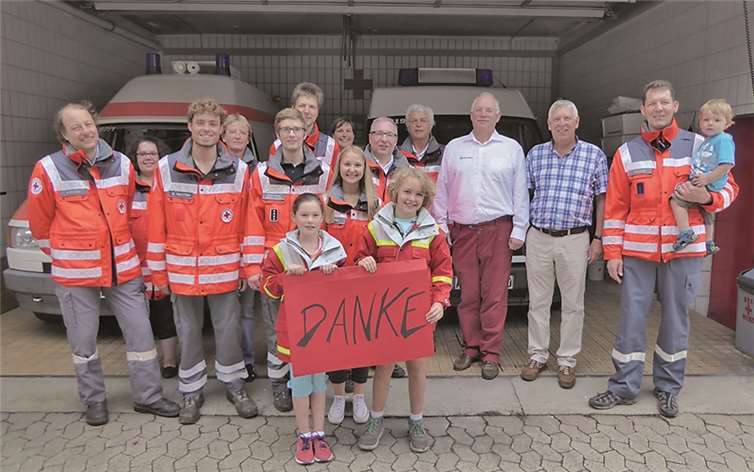 Die beiden Firmenchefs Dr. Bernhard Eckel und Reinhard Adams mit den fleißigen Helferinnen und Helfern beim vergangenen Aufräum-und Renovierungstag im DRK-Ortsverein.privat