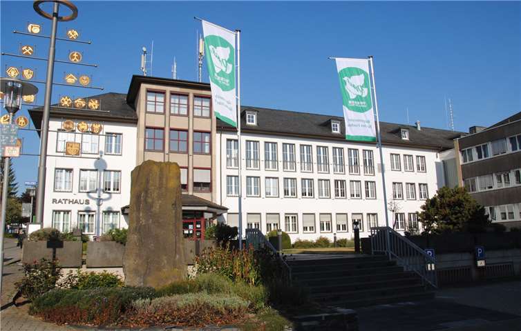 Die beiden Flaggen der „Mayors for Peace“ werden kommende Woche gehisst. Foto: Jasmin Alter/Stadt Mayen