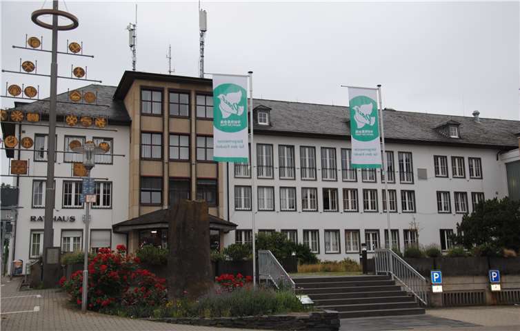 Die beiden Flaggen der „Mayors for Peace“ wurden am 8. Juli gehisst. Foto: Jennifer Bohse /Stadt Mayen