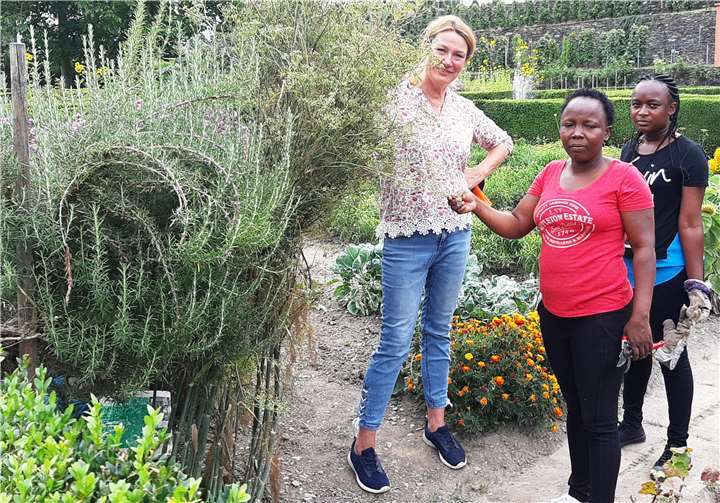 Die beiden Frauen absolvieren eine Schulung zur Permakultur-Assistentin bei Diplom-Gartenbauingenieurin Heike Boomgaarden. Copyright: SOLWODI