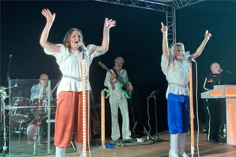Die beiden Frontfrauen Linda Mikulec (Agnetha) und Simone Kerchner (Anni-Frid) brillierten abermals als tolle Interpretinnen.
