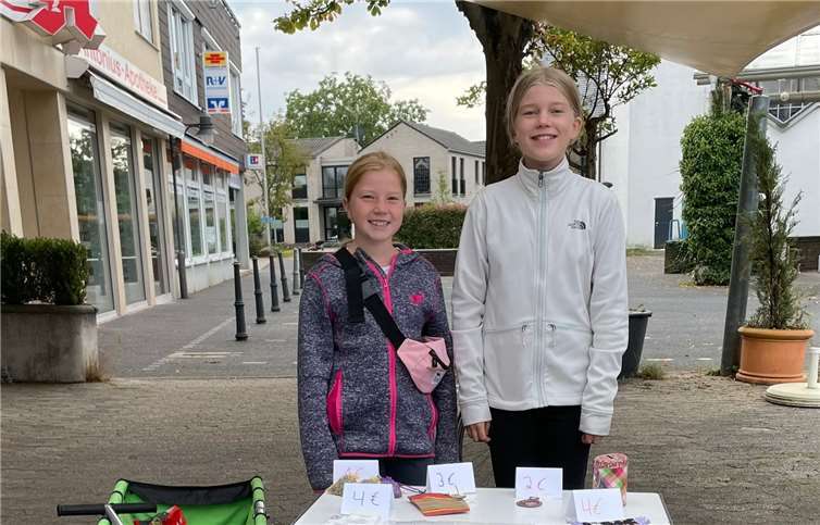 Die beiden Fünftklässlerinnen Luisa Schmitz (10) und Emma Behrens (9) aus Buschhoven haben durch den Verkauf selbst gebastelter Lavendelsäckchen auf dem Buschhovener Toniusplatz einen Betrag von 312,50 Euro eingenommen.Foto: privat