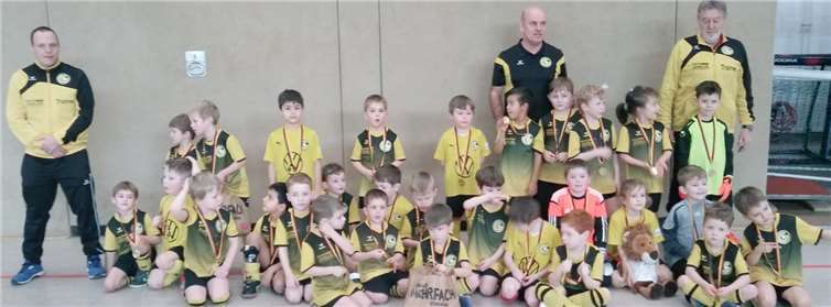 Die beiden GSG-Bambini-Mannschaften mit ihren Trainern (v. l.) Frank Schmitt, Albert Schumacher und Dietmar Kautzenbach nach der Siegerehrung. Foto: privat