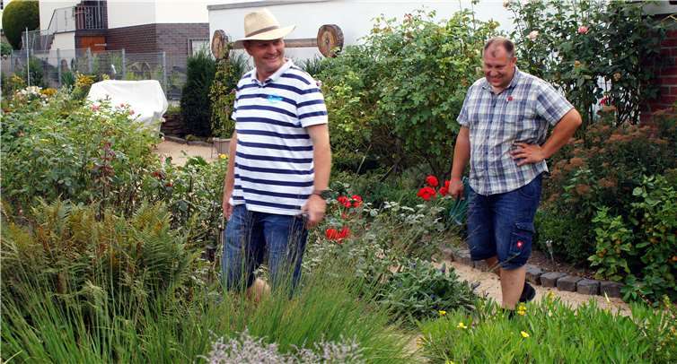 Die beiden Gärtner-Meister Thomas Schneider (l.) undAndreas Anheier (r.) gehören seit vielen Jahren zur Bewertungs-Kommission des Garten- und Blumenschmuck-Wettbewerbs. Fotos: KH