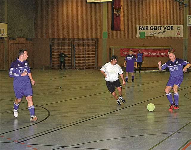 Die beiden Gegner kämpfen um den Ball.