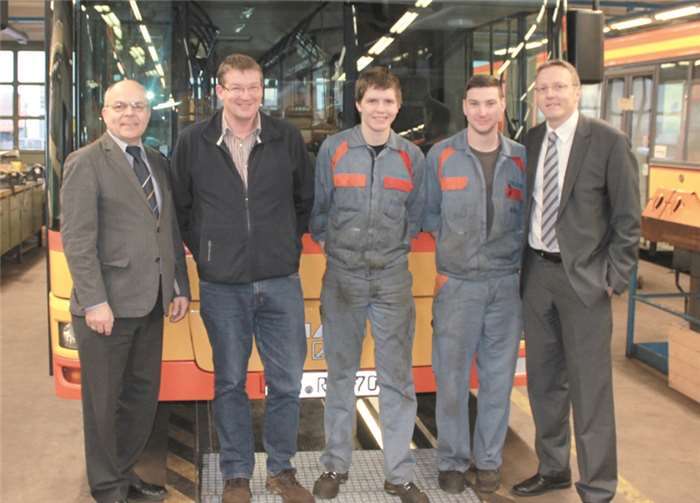 Die beiden Geschäftsführer Jürgen Czielinski (li.) und Hansjörg Kunz (re.) sowie der Verkehrstechnikleiter Stefan Wecker gratulierten den beiden erfolgreichen Auszubildenden Florian Beise (zweiter v.re.) und Moritz Ruppmann (Mitte) zu ihren hervorragenden Abschlüssen. privat