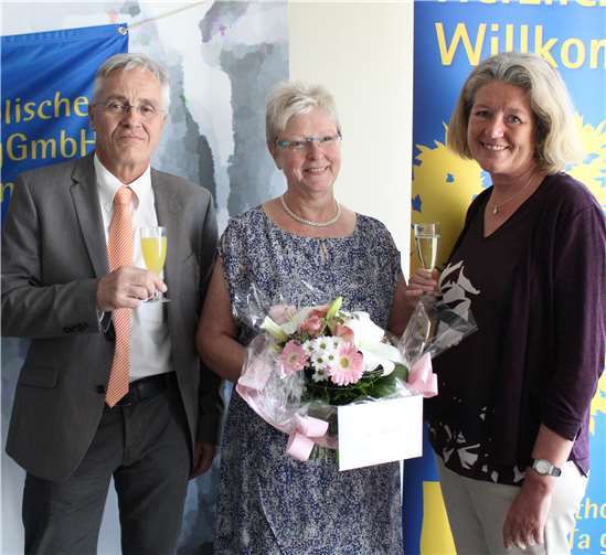 Die beiden Geschäftsführer Sabine Theisen und Willi Kaspari dankten Ute Heinrichs für ihr langjähriges Engagement und wünschten der zukünftigen Ruheständlerin alles Gute für den neuen Lebensabschnitt.privat