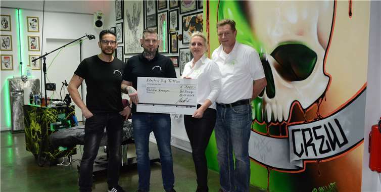 Die beiden Geschäftsführer von „Electric Bug Tattoo“ aus Bad Breisig konnten voller Stolz Irene und Claus-Peter Krah (Vorstand Tierheim und Tierschutzverein Kreis Ahrweiler) den Scheck in Höhe von 1.725 Euro überreichen. CF