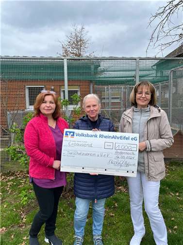 Die beiden Geschäftsführerinnen des ambulanten Pflegedienstes H plus M GmbH kamen zum wiederholten Mal ins Tierheim Andernach, um einen großzügigen Spendenscheck zu übereichen. Foto: privat