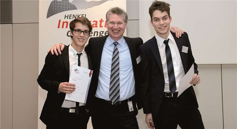 Die beiden Gewinner, David Winkelmann und Bruno Veltri mit ihrem Henkel-Mentor Paolo Bavaj.privat