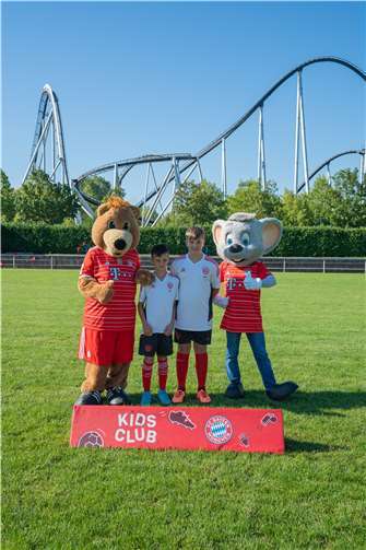 Die beiden Gewinner Ole und Lukas mit den Maskottchen des FC Bayern und des Europa-Parks.  Foto: Europa-Park