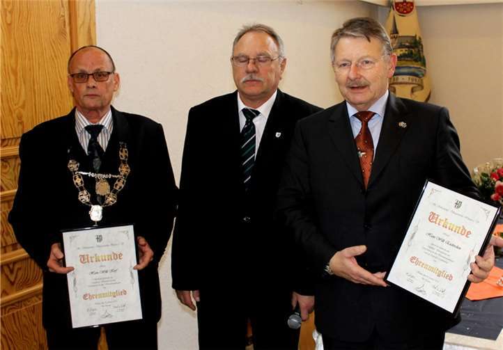 Die beiden Hans-Willis, die vor Jahren den Bürgerverein gemeinsam gelenkt hatten, sind seit dem Sonntag Ehrenmitglieder der Sebastianer aus Heister.