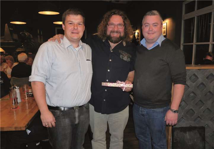Die beiden Herolde Tim Herrmann und Michael Helm bedankten sich bei „ihrem“ Gambrinus mit einem kleinen Präsent.