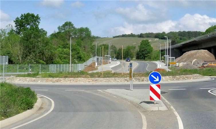 Die beiden Holzpfähle in der Mitte des Kreisels zeigen Höhe und Breite der geplanten Skulptur.Foto: privat