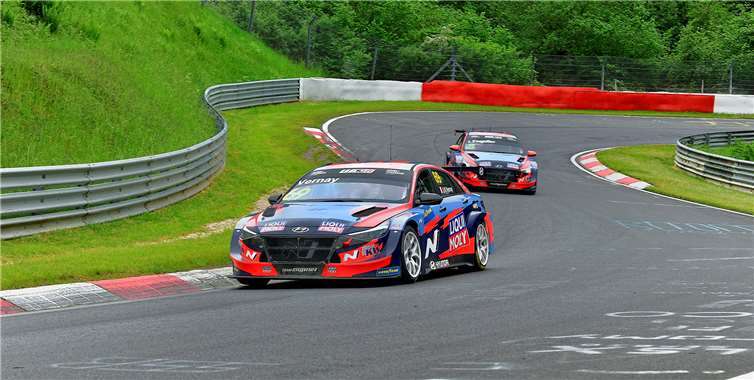 Die beiden Hyundai Elantra N TCR von Jean-Karl Vernay und Luca Engstler auf dem Weg zu ihrem Doppelsieg beim Saisonauftakt der WTCR auf dem Nürburgring.Foto: BURG