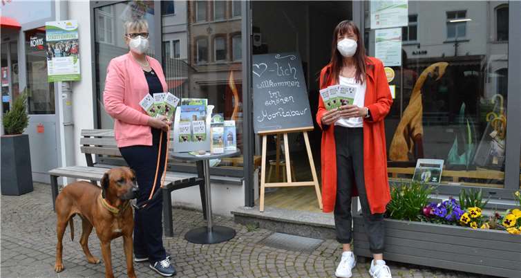 Die beiden Initiatorinnen Martina Züngel-Hein (links mit Hund Raban) und Karin Maas, die Leiterin der Tourist-Information Montabaur, freuen sich, wenn viele Wanderer, Mensch und Tier, das neue Angebot nutzen. Foto: VG Montabaur/Ingrid Ferdinand