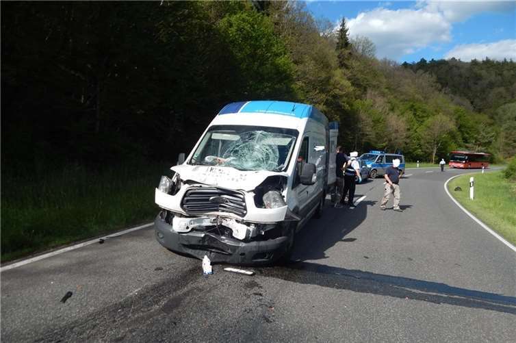 Die beiden Insassen des Transporters wurden leicht verletzt.