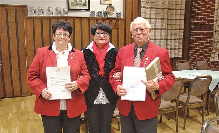 Die beiden Jubilare Anneliese Müller (l.) und Laurenz Müller mit Urkunden und Präsenten. privat