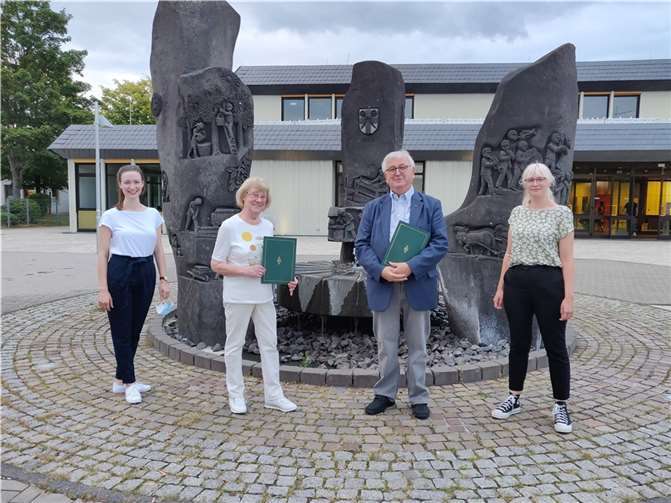 Die beiden Jubilare Irmgard Maurer und Peter Schmorleiz mit Kathrin Maurer (r.) und Saskia Müller (l.) vom Vorstand.Foto: privat