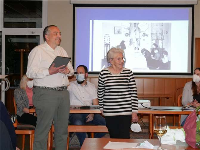 Die beiden Jubilare Irmgard Maurer und Peter Schmorleiz mit Kathrin Maurer (r.) und Saskia Müller vom Vorstand.