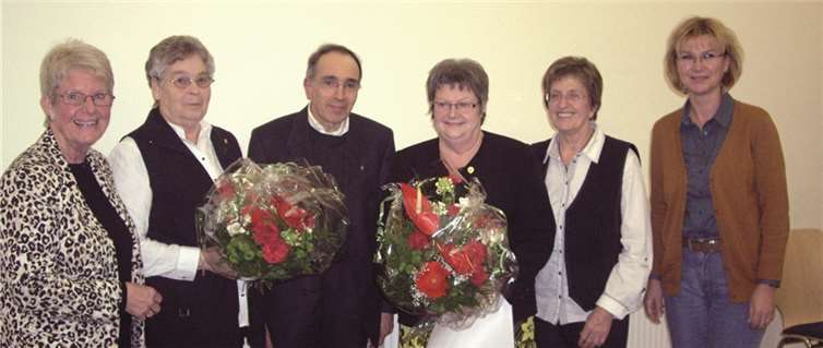 Die beiden Jubilarinnen Maria Schneider und Marianne Emmerich stellten mit dem Präses Pastor Johannes Steffens und den Vorstandsmitgliedern (v.l.n.r.) Ursula Schmitz, Brigitte Doetsch und Pia Zeyen. privat