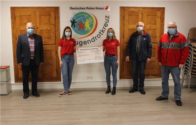 Die beiden Jugendleiterinnen des Niederzissener DRK Ortsvereins Sophie Simon und Nicola Gilles (2. u. 3. von links) nahmen im neuen Jugendraum die Spende des Reparatur-Cafés durch Richard Keuler (2. von rechts) und Dieter Lukas (links) entgegen. Auch Klaus Schneider (rechts) freute sich als Vorsitzender über die Spende.Foto: privat