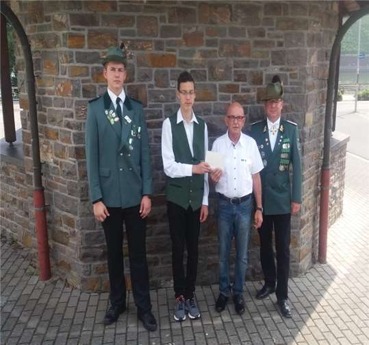 Die beiden Jungschützen Pascal Naarmann und Carlos Künster, Spendenempfänger Rolf Schäfer sowie der Erste Brudermeister Jörg Bender (von links).privat