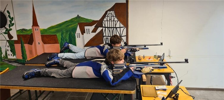 Die beiden Jungsschützen Sebastian Müller-Chorus (oben) und Lias Kley (unten) mit der neuen Ausrüstung beim Liegendschießen während der Kreismeisterschaft Lichtgewehr Dreistellung - welche Sebastian Müller-Chorus gewann. Foto: privat
