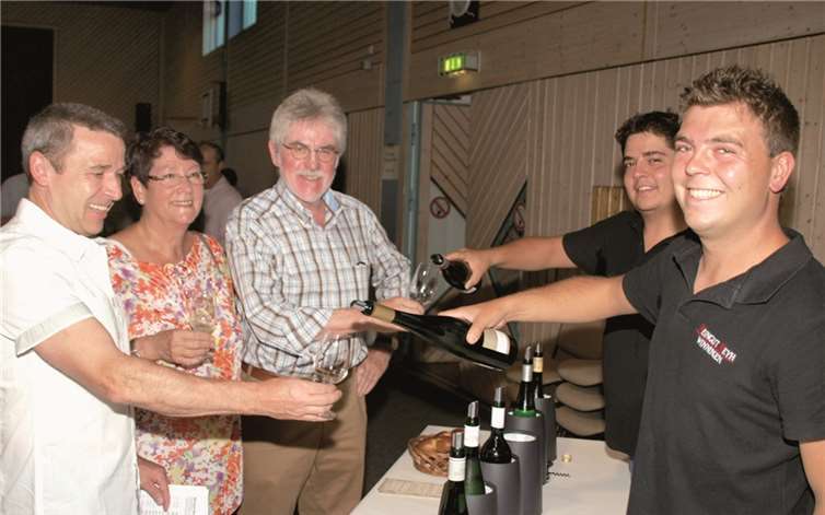 Die beiden Jungwinzer Peter (r.) und Sebastian Weyh schenkten gerne ihre guten Tropfen an Interessierte und Weinkenner aus.  US