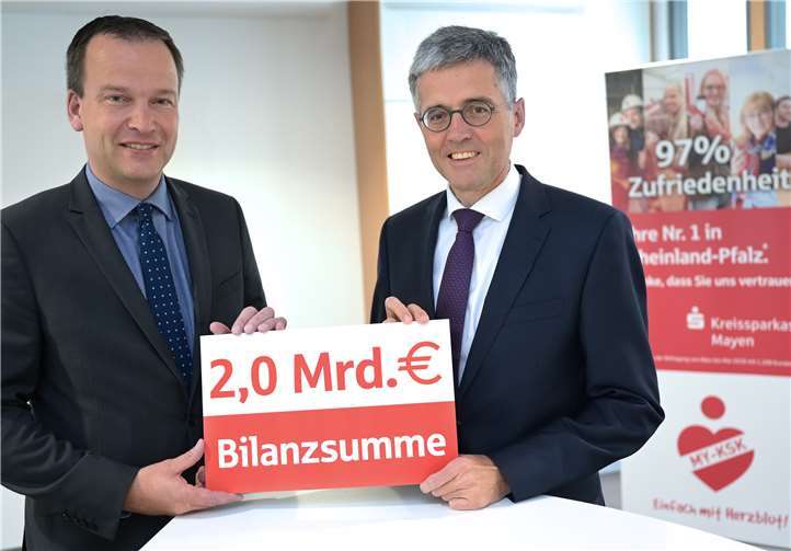 Die beiden KSK-Vorstände Christoph Weitzel und Karl-Josef Esch freuen sich über den Erfolg. Foto: KSK Mayen