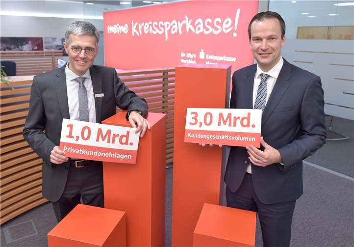 Die beiden KSK-Vorstände Karl-Josef Esch und Christoph Weitzel freuen sich über die erreichten Meilensteine beim Kundengeschäftsvolumen und bei den Privatkundeneinlagen.KSK Mayen