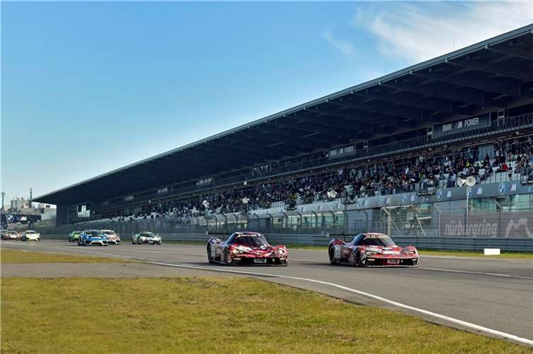 Die beiden KTM X-BOW GTX des Adenauer Teams von Teichmann Racing führten die zweite Startgruppe in die 4h-Hatz durch die „grüne Hölle“.