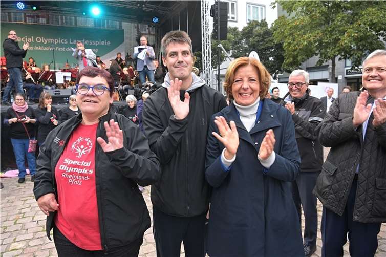 Special Olympics Landesspiele in Koblenz wurden feierlich eröffnet Die beiden Koblenzer Sportbotschafter (von links) Tanja Dötsch und Christian Pischke feierten auf dem die Eröffnung mit Ministerpräsidentin Malu Dreyer, Innenminister Roger Lewentz und Dr. Burkhard Schappert, Präsident der Special Olympics Rheinland-Pfalz. Foto: Special Olympics Rheinland-Pfalz e.V.