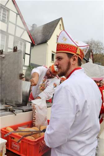 Die beiden Köche des Stadtsoldatencorps Erpel Michael Maur und Philipp Marx an der Gulaschkanone.  Foto: Daniela Simon