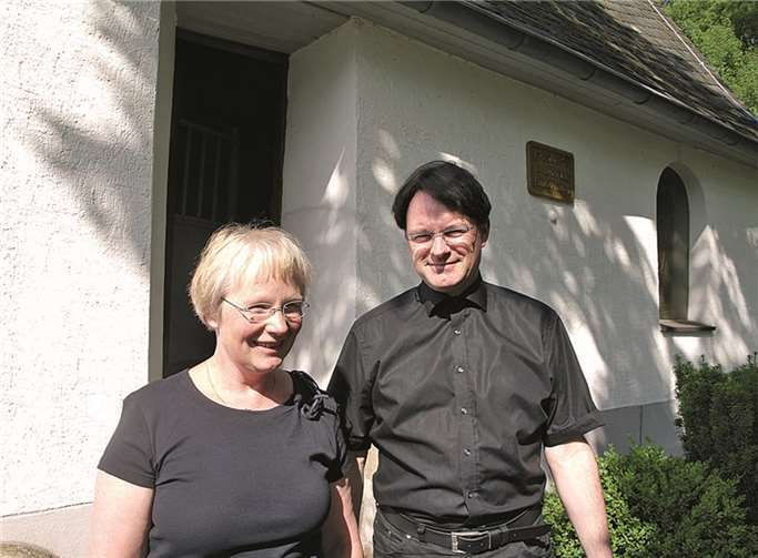 Die beiden Künstler Brigitte Bauer und Dekanatskantor Sven Scheuren empfingen die zahlreichen Zuhörer bereits vor der Zilleskapelle oberhalb von Treis. Privat