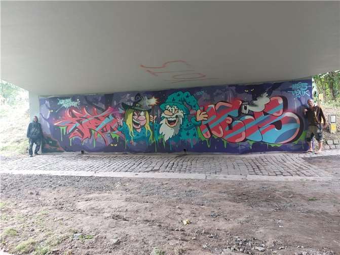 Die beiden Künstler HEI5 & Tastik vor ihrem Werk.Foto: Privat