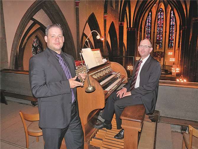 Die beiden Künstler spielten auf der Empore der Pfarrkirche St. Cyriakus.