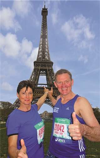Die beiden Läufer aus Dernau vor dem Eiffelturm. privat