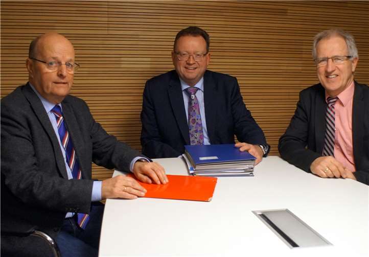 Die beiden Landtagsabgeordneten Dr. Adolf Weiland (li.) und Josef Dötsch (re.) gemeinsam mit Georg Moesta. Foto: Horst Hohn