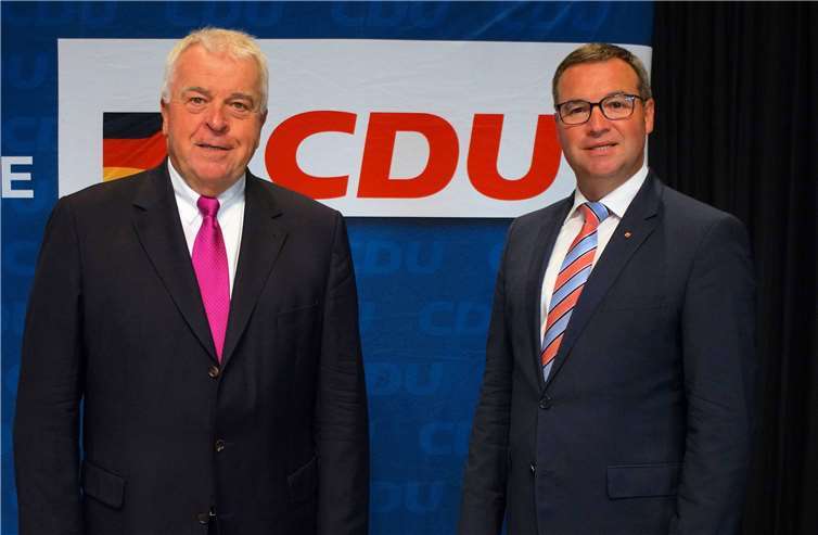 Die beiden Landtagsabgeordneten Guido Ernst (l.) und Horst Gies plädieren für flächendeckenden Schwimmunterricht. privat